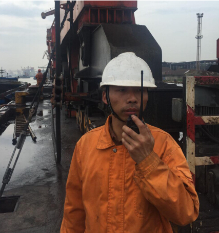 黃柏春，楊灣港務(wù)分公司裝卸工班副班長(cháng)。他工作認真、細致，有責任心。工作中，主動(dòng)排除班中的各類(lèi)安全隱患，避免事故的發(fā)生，實(shí)現班組安全生產(chǎn)無(wú)事故。  “決不把隱患交到下一班?！边@是黃柏春的一貫工作作風(fēng)。在4月中旬的一個(gè)夜班，在一條海輪卸貨作業(yè)結束后，由于裝卸的煤炭中有大量的煤矸石，料斗斗口被完全卡住，必須人工進(jìn)入料斗內進(jìn)行清理，工人在料斗中作業(yè)十分危險，身為副班長(cháng)的他主動(dòng)擔負起料斗內清理的任務(wù)。他叫來(lái)了兩位工友，與自己一起進(jìn)入料斗，在保證斗內貨物不坍塌的情況下，用手一塊塊的挖出了卡在料斗口的煤矸石，一直干到上早班的工友來(lái)接班才將斗口完全疏通好，累得他直不起腰來(lái)。  班中，他時(shí)刻留意員工的操作行為，保證員工安全無(wú)事故。4月下旬的一個(gè)白班，他們班和外務(wù)工配合進(jìn)行圓鋼卸船作業(yè)，一名新進(jìn)的外務(wù)工在掛鉤結束后站到了艙壁的里側，貨物起吊時(shí)突然晃動(dòng)起來(lái)，離新外務(wù)工3米遠的黃柏春一看不對勁，立刻起身一個(gè)快步?jīng)_到他身后將他往后一拉，只聽(tīng)“砰”一聲，圓鋼撞在了他旁邊的艙壁上，“好險啊，多虧你，不然就撞到我了?！蓖鈩?wù)工驚恐地說(shuō)。 “你不能站在里側，很危險，工作時(shí)得處處小心?！秉S柏春拉著(zhù)這位外務(wù)工的手臂厲聲地說(shuō)。黃柏春就是這樣，班中時(shí)刻留意著(zhù)每位員工的操作行為，守護著(zhù)每位員工的生命安全，讓班組員工高高興興上班，安安全全回家。  “檢查一下勞保用品佩戴好沒(méi)有”。這是黃柏春每天上班時(shí)必說(shuō)的一句話(huà)。一次，班里有位員工在江船清艙作業(yè)時(shí)救生衣未穿，黃柏春知道后狠狠地批評了他，對他說(shuō)：“臨水作業(yè)不穿救生衣，就是對自己不負責，要是出了事，后悔也來(lái)不及?！? 擔任副班長(cháng)一年多以來(lái)，黃柏春時(shí)刻把班組安全工作當作頭等大事，是班組員工的安全守護人。他班前注重安全檢查，排除隱患，班中時(shí)刻留心員工操作行為，發(fā)現問(wèn)題，及時(shí)處理，保證班組員工在安全環(huán)境下作業(yè)，避免了事故的發(fā)生，為班組員工撐起一把“安全傘”。